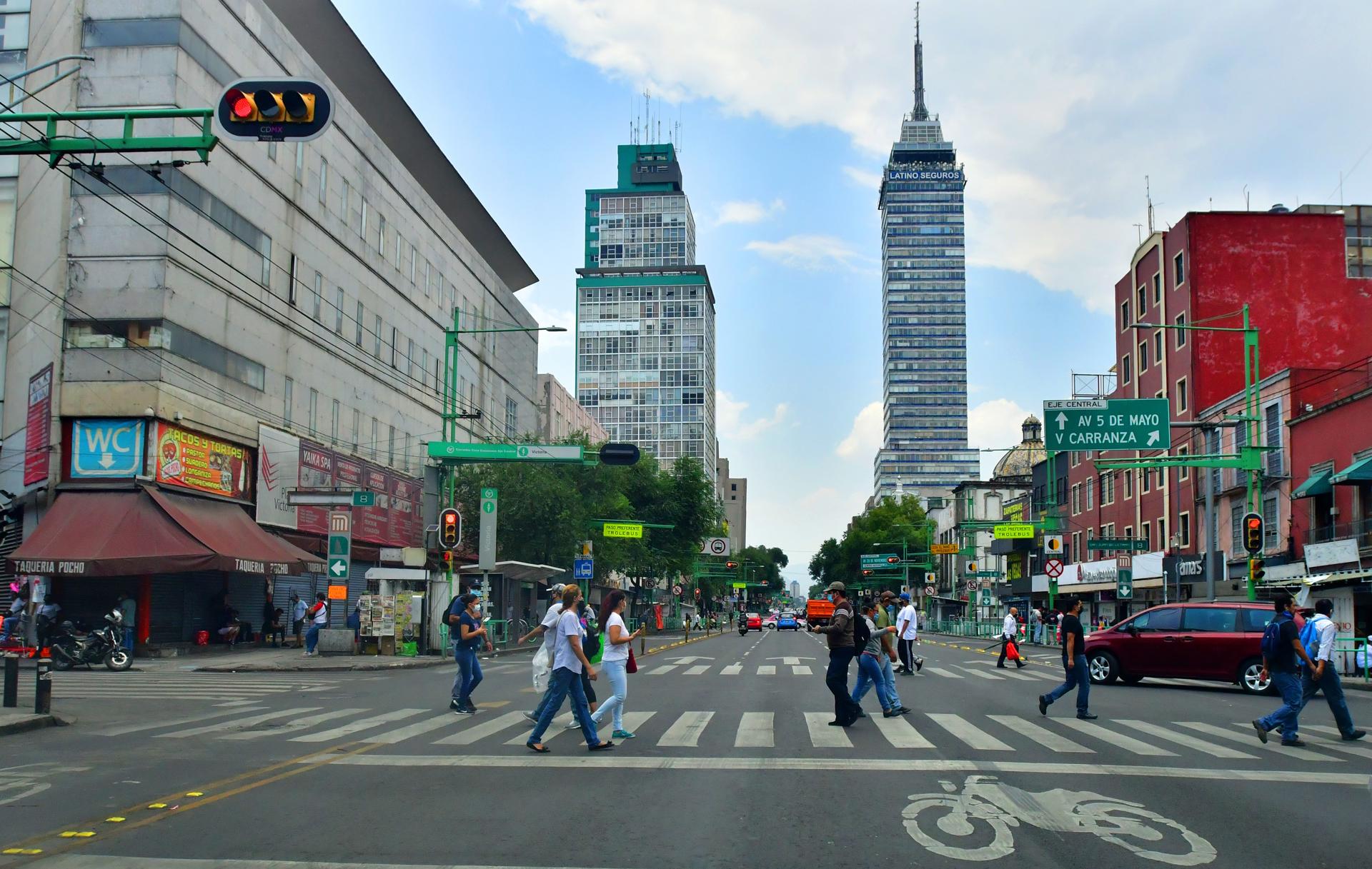 Imagen de archivo en donde se observa una avenida principal en la Ciudad de México (México). EFE/ Jorge Núñez