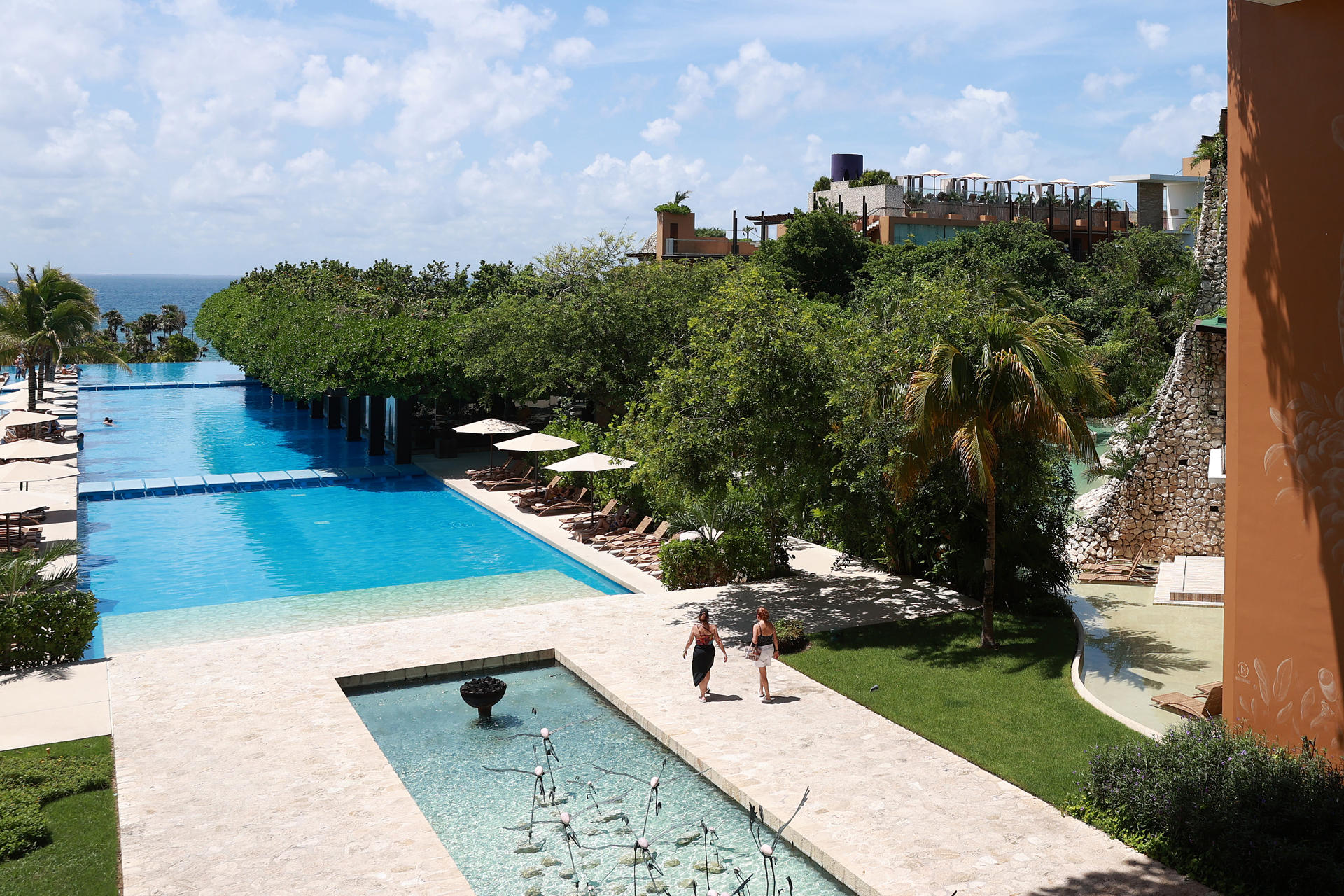 Vista general del Hotel Xcaret-Arte, donde se lleva a cabo el 'Festival PAAX GNP, el 2 de julio de 2024 en el balneario de Cancún en Quintana Roo (México). EFE/Alex Cruz