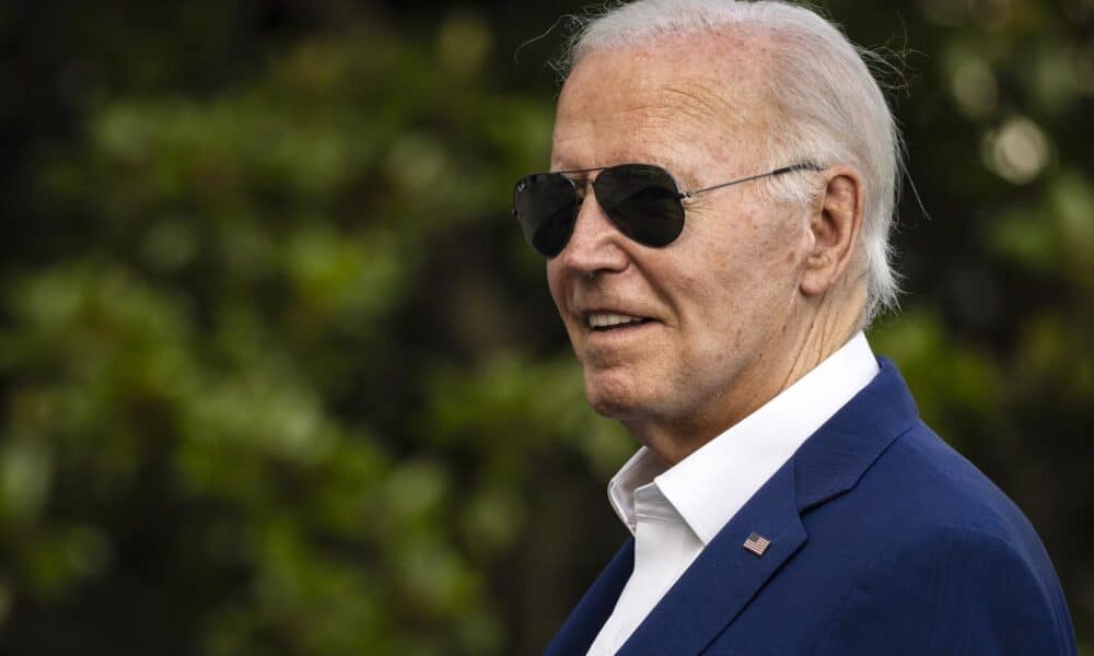 El presidente de Estados Unidos, Joe Biden, mira a los periodistas que gritan preguntas mientras camina hacia la Casa Blanca después de aterrizar en el Marine One, en Washington. DC, el 7 de julio 2024. EFE/EPA/Samuel Corum