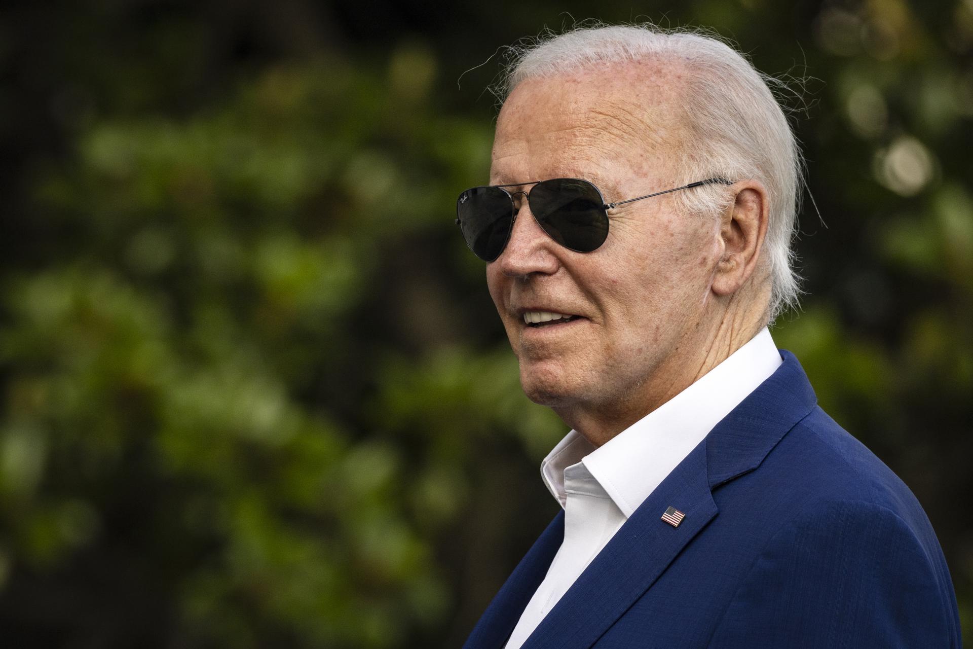 El presidente de Estados Unidos, Joe Biden, mira a los periodistas que gritan preguntas mientras camina hacia la Casa Blanca después de aterrizar en el Marine One, en Washington. DC, el 7 de julio 2024. EFE/EPA/Samuel Corum