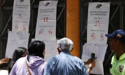 Ciudadanos venezolanos buscan su mesa de votación durante la jornada de elecciones presidenciales de Venezuela este domingo, en Caracas (Venezuela). EFE/ Henry Chirinos