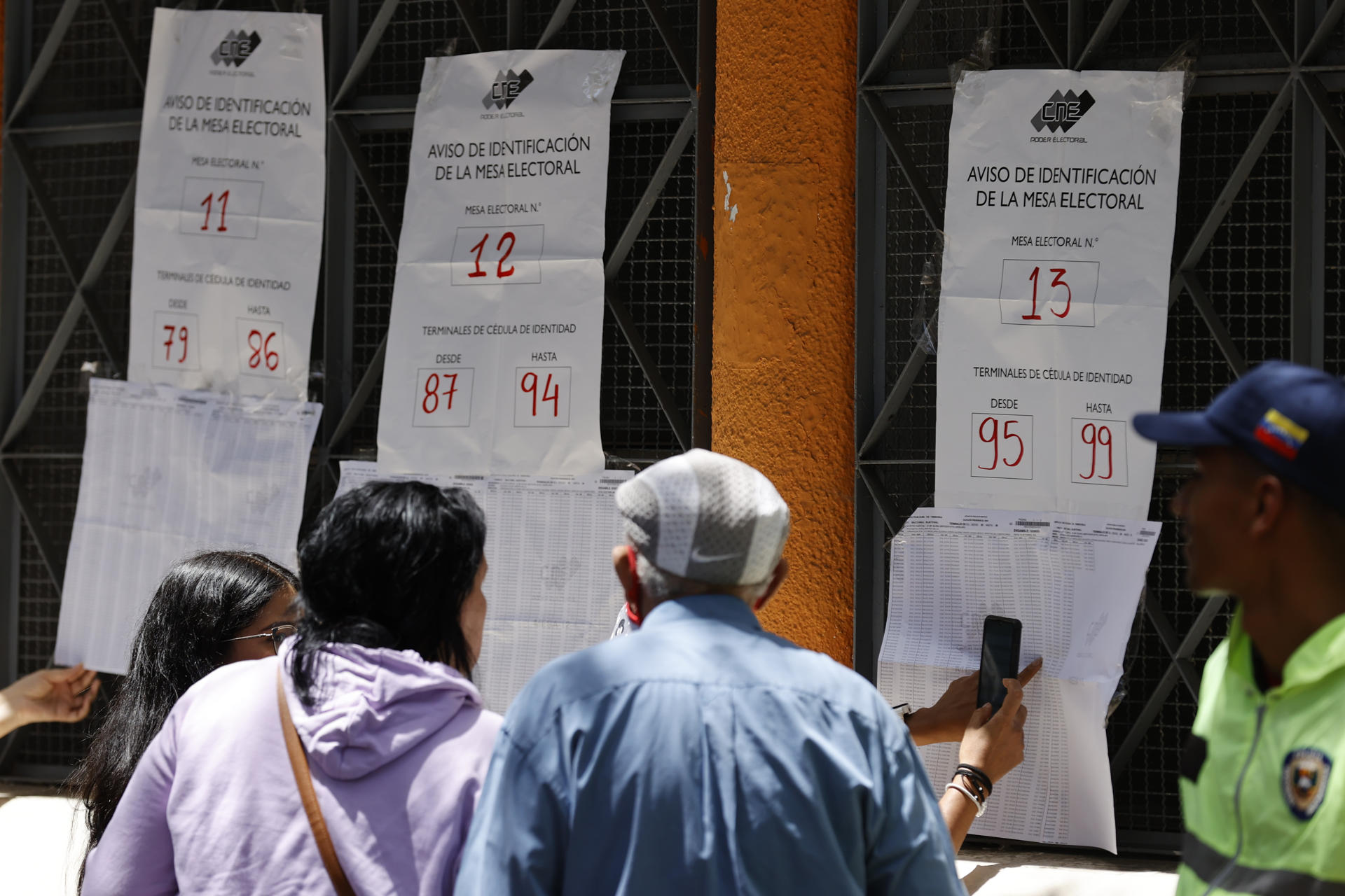 Ciudadanos venezolanos buscan su mesa de votación durante la jornada de elecciones presidenciales de Venezuela este domingo, en Caracas (Venezuela). EFE/ Henry Chirinos