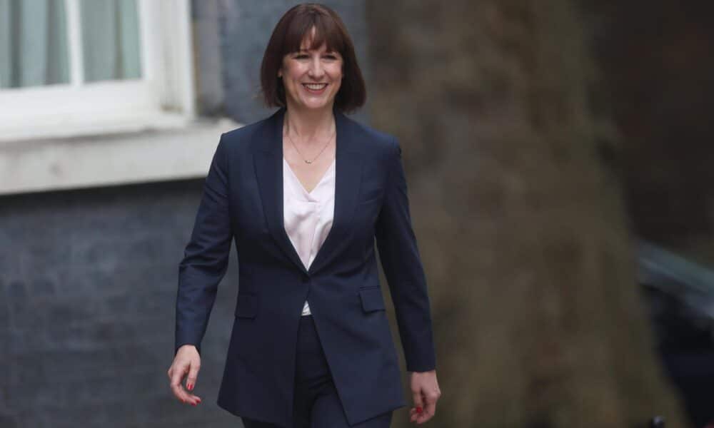 Rachel Reeves llega al número 10 de Downing Street en Londres, Gran Bretaña, 05 de julio de 2024. El líder del Partido Laborista, Keir Starmer, se convirtió en el nuevo primer ministro del país el 5 de julio, después de que su partido obtuviera una victoria aplastante en las elecciones generales. El nuevo primer ministro Starmer designará el gabinete del nuevo gobierno. Se espera que Reeves se convierta en la primera mujer Ministra de Hacienda. (deslizamiento de tierras, Reino Unido, Londres) EFE/EPA/NEIL HALL