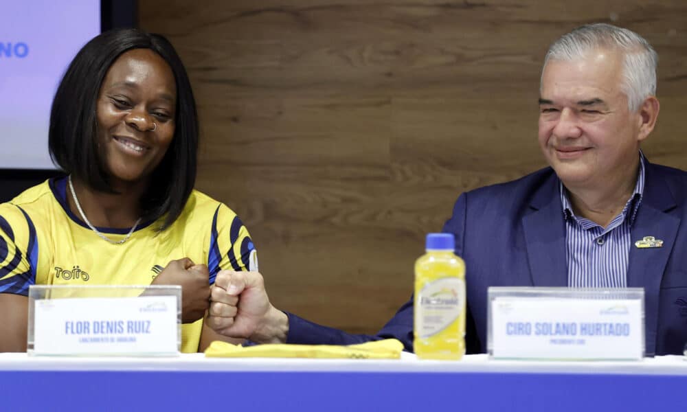 Fotografía de archivo de la lanzadora de jabalina Flor Denis Ruiz y del presidente del Comité Olímpico Colombiano, Ciro Solano, quienes el jueves anunciaron la pretensión de la delegación del país cafetero de obtener 10 medallas en los Juegos de París. EFE/ Mauricio Dueñas Castañeda