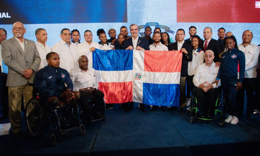 Fotografía cedida este lunes, 15 de julio, por la Presidencia de la República Dominicana en la que se registró al mandatario Luis Abinader (c) al posar con la delegación de deportistas que representarán a la isla caribeña en los Juegos Olímpicos de París 2024, en Santo Domingo (República Dominicana). EFE/Presidencia de la República Dominicana