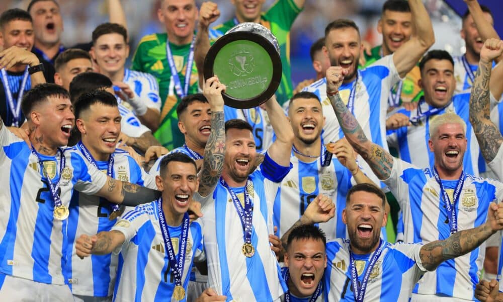 El capitán de Argentina, Leo Messi, levanta el trofeo de la Copa América, en una foto de archivo. EFE/EPA/CRISTOBAL HERRERA-ULASHKEVICH