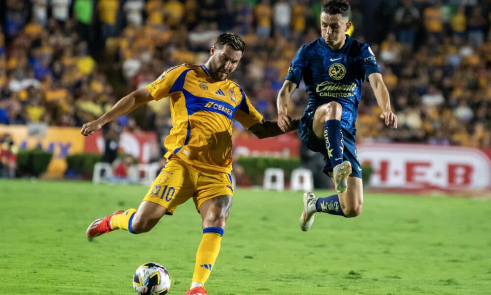 El francés Andre Gignac (i), de Tigres UANL, fue registrado el pasado miércoles, 17 de julio, al disputar un balón con Álvaro Fidalgo, de América, durante un partido de la jornada 2 del Torneo Apertura 2024 del fútbol en México, en el estadio Universitario de la ciudad de Monterrey. Gignac anotó el primer gol de la victoria a domicilio de su equipo por 0-3 sobre Santos, en partido de la jornada 3. EFE/Miguel Sierra