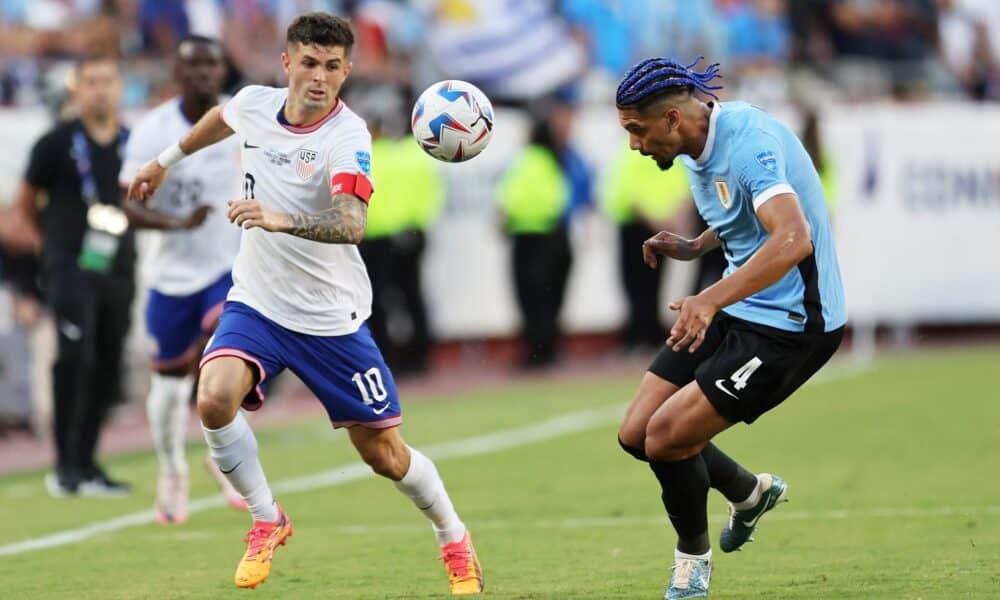 Christian Pulisic de Estados Unidos (i) y Ronald Araujo de Uruguay en acción durante la Copa América. EFE/EPA/WILLIAM PURNELL