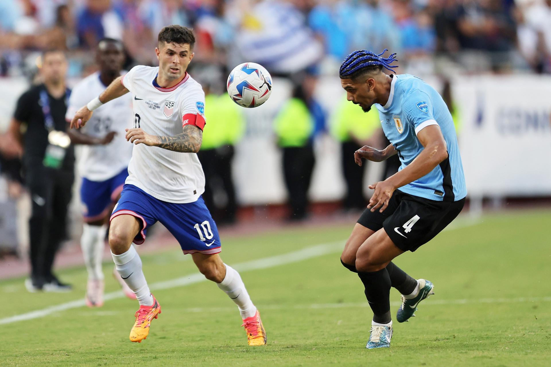 Christian Pulisic de Estados Unidos (i) y Ronald Araujo de Uruguay en acción durante la Copa América. EFE/EPA/WILLIAM PURNELL