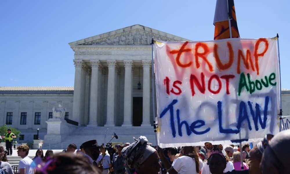 Manifestantes se reúnen frente a la Corte Suprema de Estados Unidos, en Washington DC, luego de que El Tribunal Supremo dictaminó este 1 de julio de 2024 que el expresidente Donald Trump tiene derecho a inmunidad procesal. EFE//Will Oliver