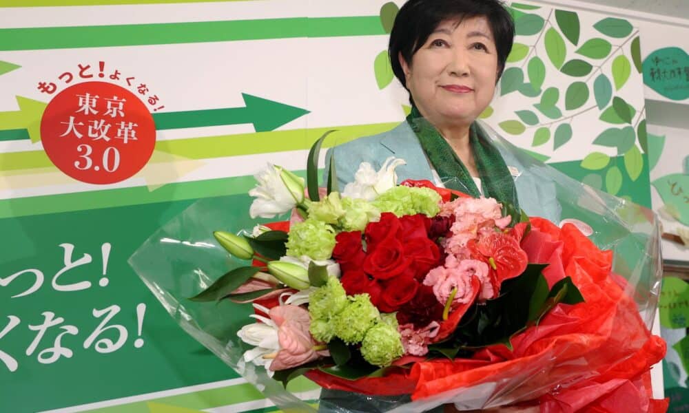 La gobernadora de Tokio, Yuriko Koike, celebra después de haber conseguido ganar las elecciones para gobernador de Tokio. EFE/EPA/JIJI PRESS JAPAN