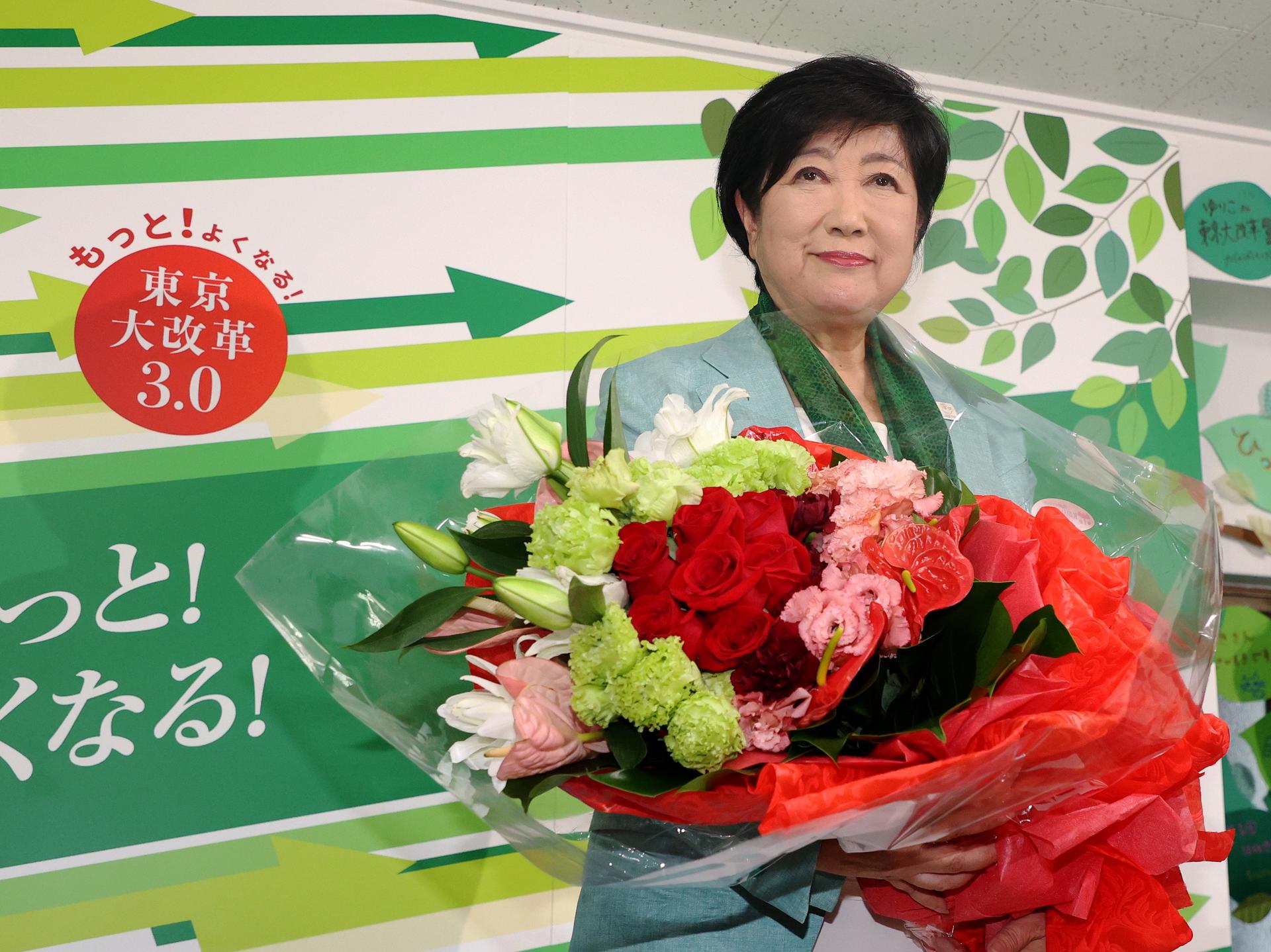 La gobernadora de Tokio, Yuriko Koike, celebra después de haber conseguido ganar las elecciones para gobernador de Tokio. EFE/EPA/JIJI PRESS JAPAN