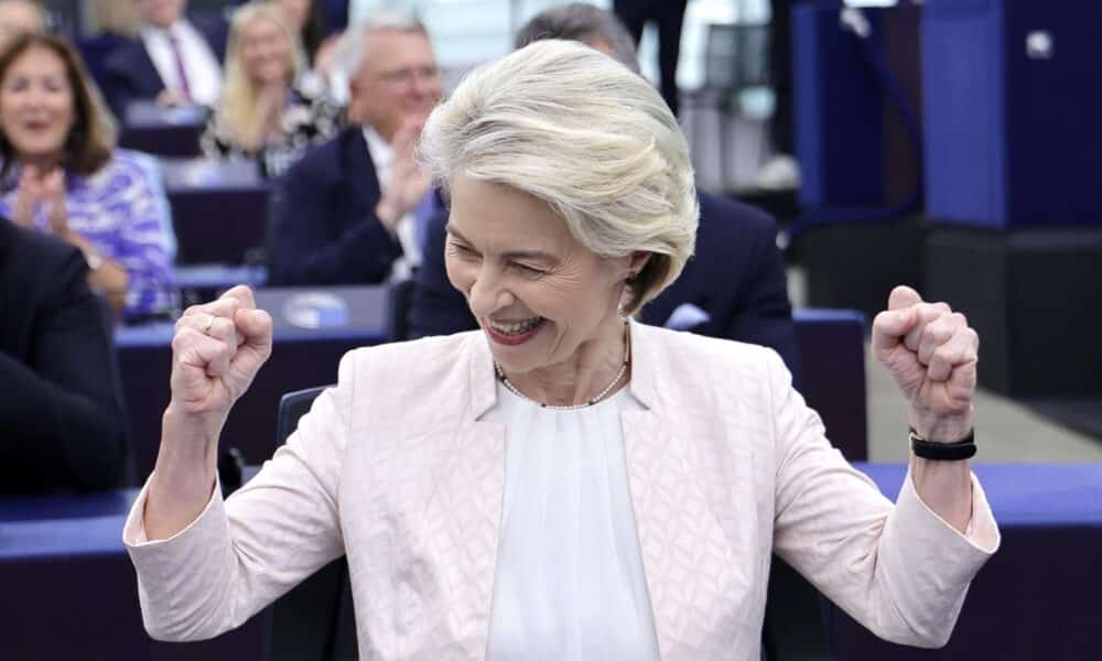 Strasbourg (France), 18/07/2024.- Ursula von der Leyen reacts after being re-elected as European Commission President during a plenary session of the European Parliament in Strasbourg, France, 18 July 2024. MEPs re-elected Von der Leyen as European Commission President for the next five years. (Francia, Estrasburgo) EFE/EPA/RONALD WITTEK