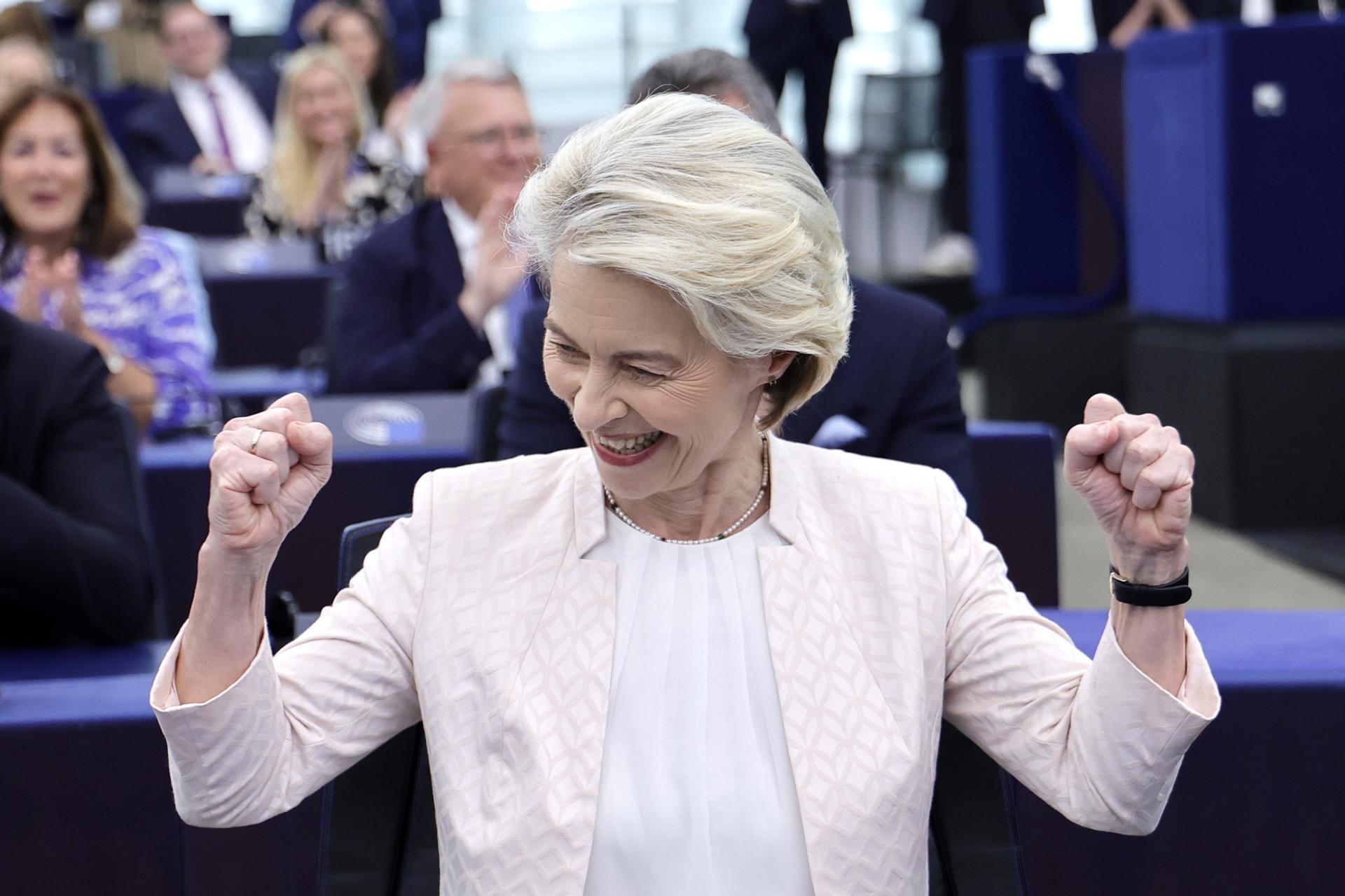 Strasbourg (France), 18/07/2024.- Ursula von der Leyen reacts after being re-elected as European Commission President during a plenary session of the European Parliament in Strasbourg, France, 18 July 2024. MEPs re-elected Von der Leyen as European Commission President for the next five years. (Francia, Estrasburgo) EFE/EPA/RONALD WITTEK