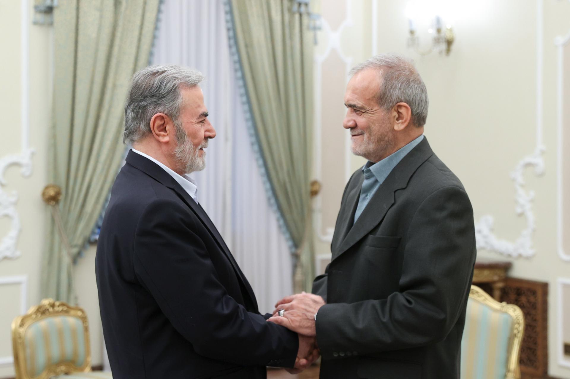 Una fotografía proporcionada por el presidente electo iraní Masoud Pezeshkian muestra a Pezeshkian (R) saludando a Ziyad al-Nakhalah, secretario general del Movimiento Jihad Islámico, en Teherán, Irán, el 29 de julio de 2024 (publicado el 30 de julio de 2024). Ziyad al-Nakhalah se encuentra en Teherán para asistir a la toma de posesión de Pezeshkian como presidente de Irán el 30 de julio. (Teherán) EFE/EPA/PRESIDENTE ELECTO DE IRÁN FOLLETO FOLLETO SÓLO PARA USO EDITORIAL/NO VENTAS