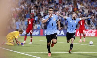 Luis Suárez de Uruguay (C) celebra con su compañero Nahitan Nandez en la  Copa América. EFE/EPA/ERIK S. MENOR