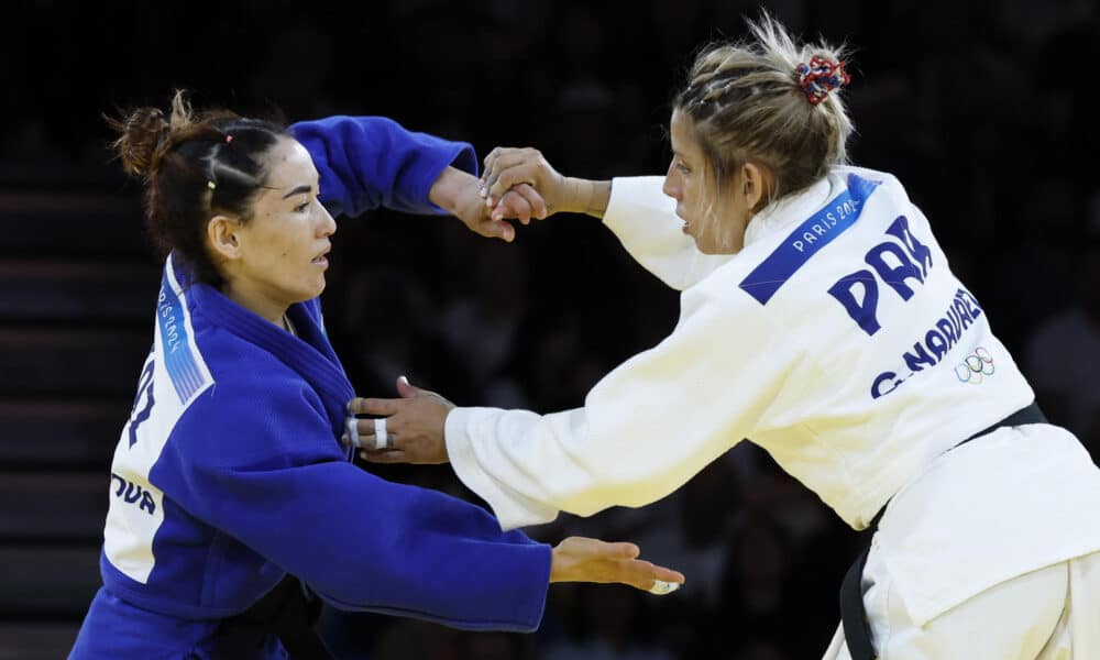 La judoca paraguaya Gabriela Narvaez (blanco) compite ante la kazaja Abiba Abuzhakynova durante la repesca de Judo 48 kg Femenino de los Juegos Olímpicos de París 2024 este sábado, en la capital francesa. EFE/ Chema Moya