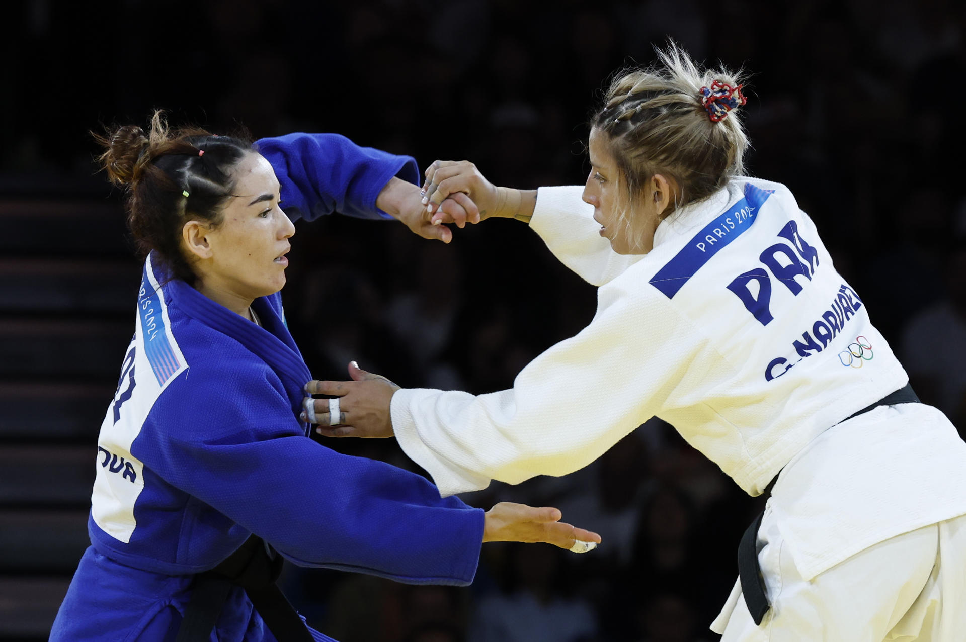 La judoca paraguaya Gabriela Narvaez (blanco) compite ante la kazaja Abiba Abuzhakynova durante la repesca de Judo 48 kg Femenino de los Juegos Olímpicos de París 2024 este sábado, en la capital francesa. EFE/ Chema Moya
