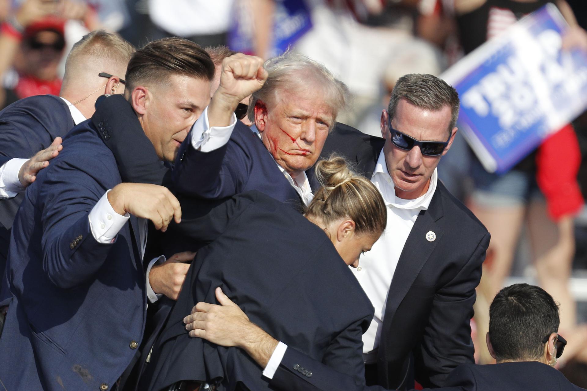El ex presidente estadounidense Donald Trump es sacado del escenario por el Servicio Secreto tras un incidente durante un mitin de campaña en el Butler Farm Show Inc. en Butler, Pensilvania (Estados Unidos). Imagen de archivo. EFE/EPA/DAVID MAXWELL