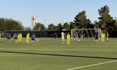 Los jugadores de la selección uruguaya de fútbol entrenan este viernes en el Kellog Zaher Training Center de Las Vegas (Estados Unidos). EFE/ Andrea Montolivo