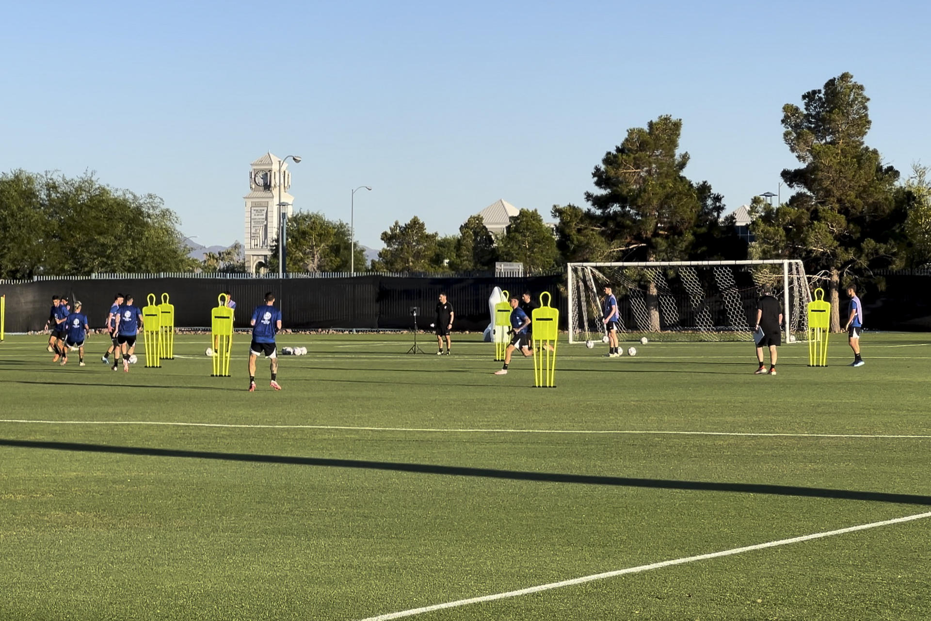 Los jugadores de la selección uruguaya de fútbol entrenan este viernes en el Kellog Zaher Training Center de Las Vegas (Estados Unidos). EFE/ Andrea Montolivo