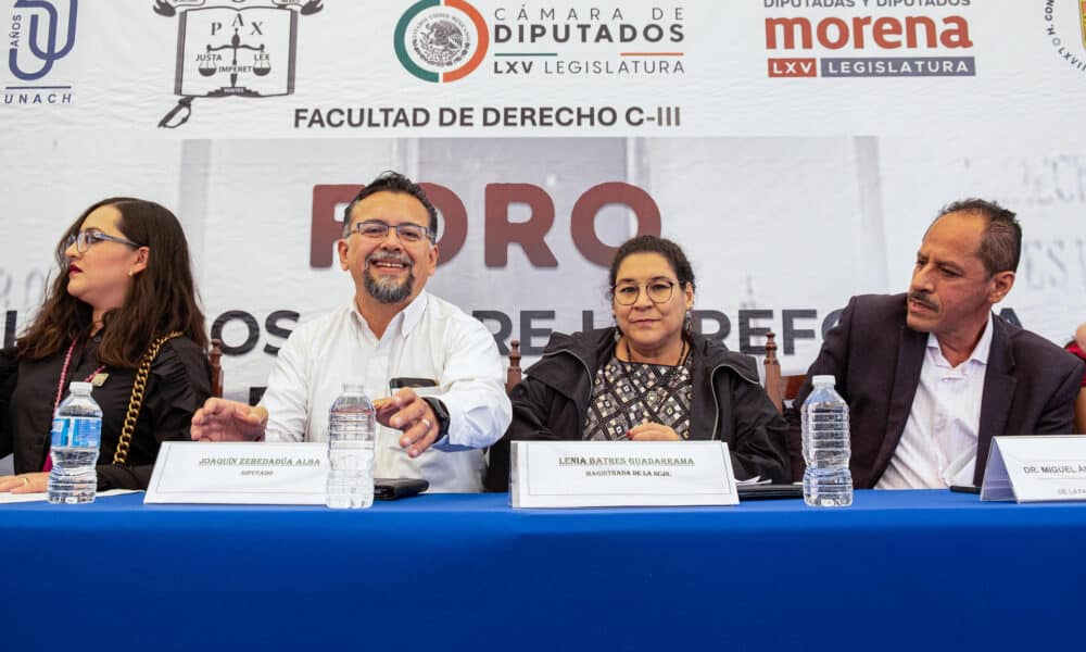 El diputado Joaquín Zebedadúa (2-i) y la ministra de la Suprema Corte de México, Lenia Batres (2-d) participan en una conferencia de prensa este viernes, en San Cristobal de las Casas (México). EFE/Carlos López