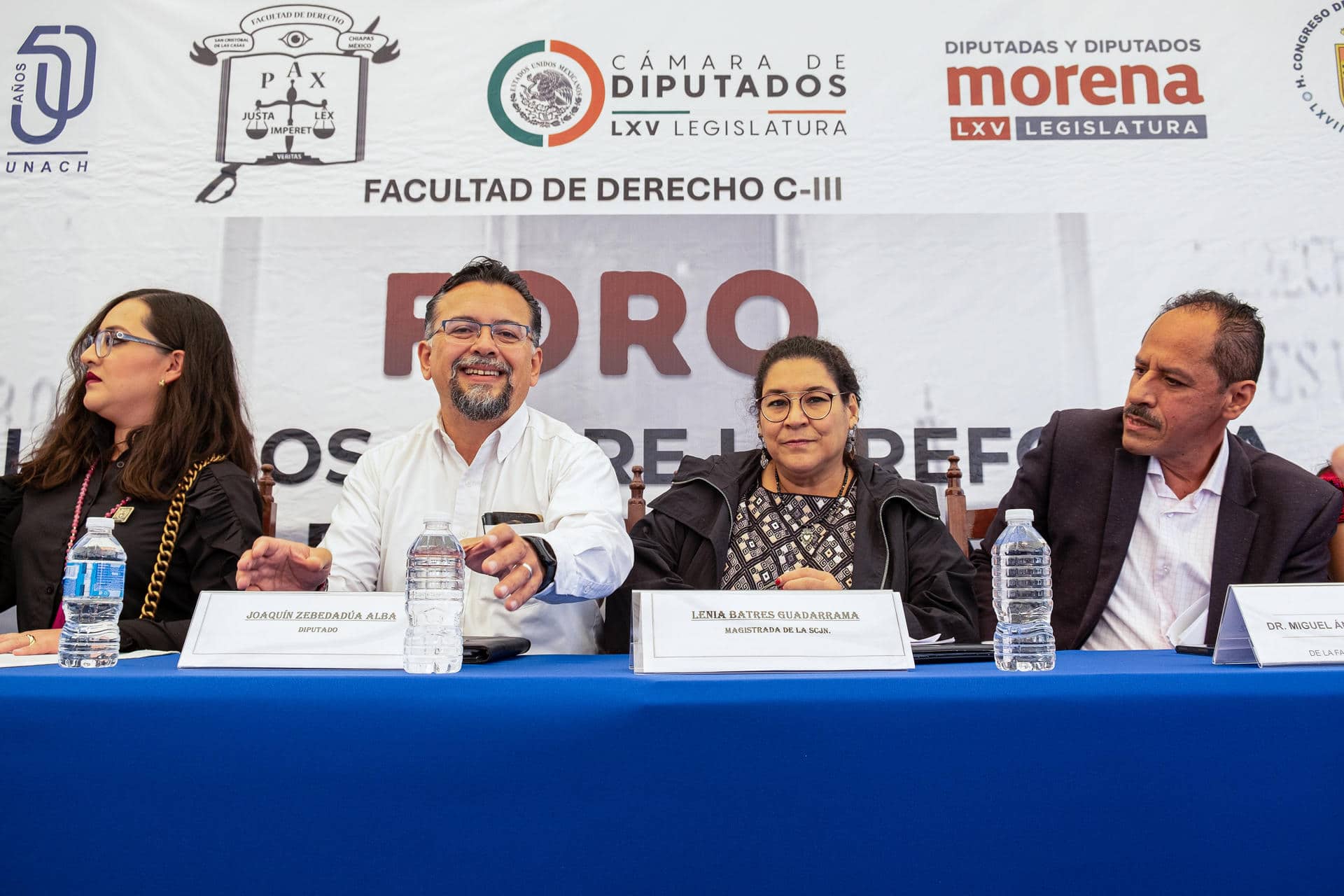 El diputado Joaquín Zebedadúa (2-i) y la ministra de la Suprema Corte de México, Lenia Batres (2-d) participan en una conferencia de prensa este viernes, en San Cristobal de las Casas (México). EFE/Carlos López