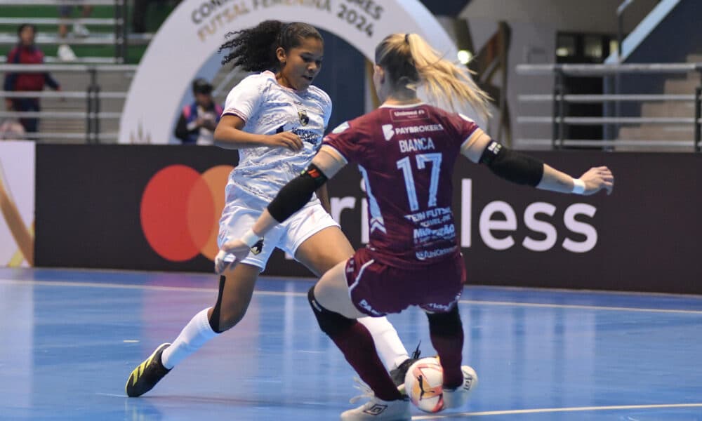 Bianca Castagnaro (d), guardameta del club brasileño de fútbol sala Stein Cascavel, vigente campeón de la Copa Libertadores Femenina, fue registrada el pasado 21 de julio, al disputar un balón con Laura Castaño (i), del club colombiano Llaneros, durante la jornada inaugural del torneo continental de clubes, en Quillacollo (Bolivia). EFE/Jorge Abrego