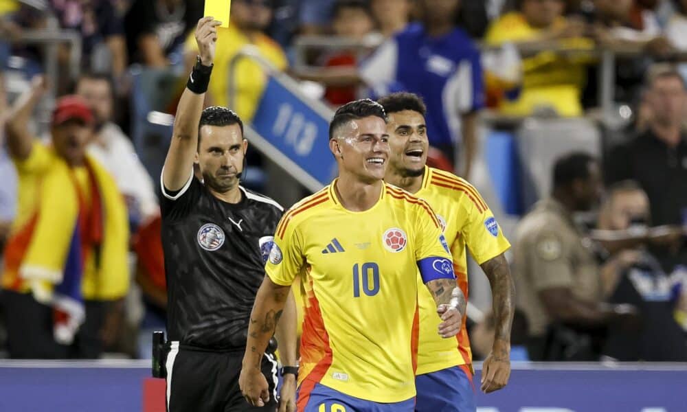 James Rodríguez (c), capitán de Colombia, durante las segunda semifinal de la Copa América 2024, en el estadio Bank of America de Charlotte (Carolina del Norte, EE.UU.). EFE/Erik S. Lesser