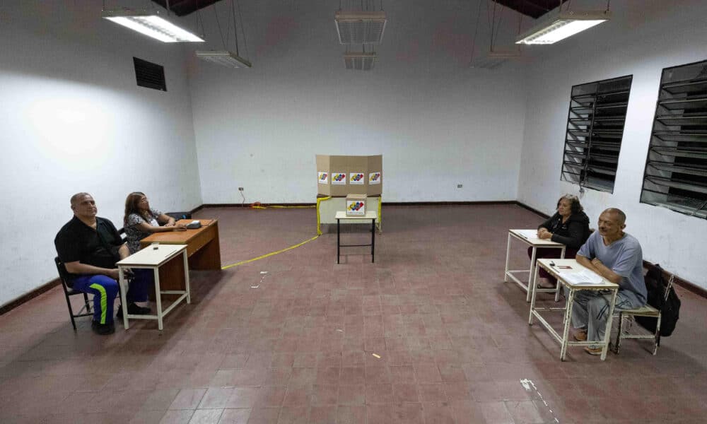 Personas esperan en un puesto de votación durante las elecciones presidenciales este domingo, en Caracas (Venezuela). EFE/ Ronald Peña R.