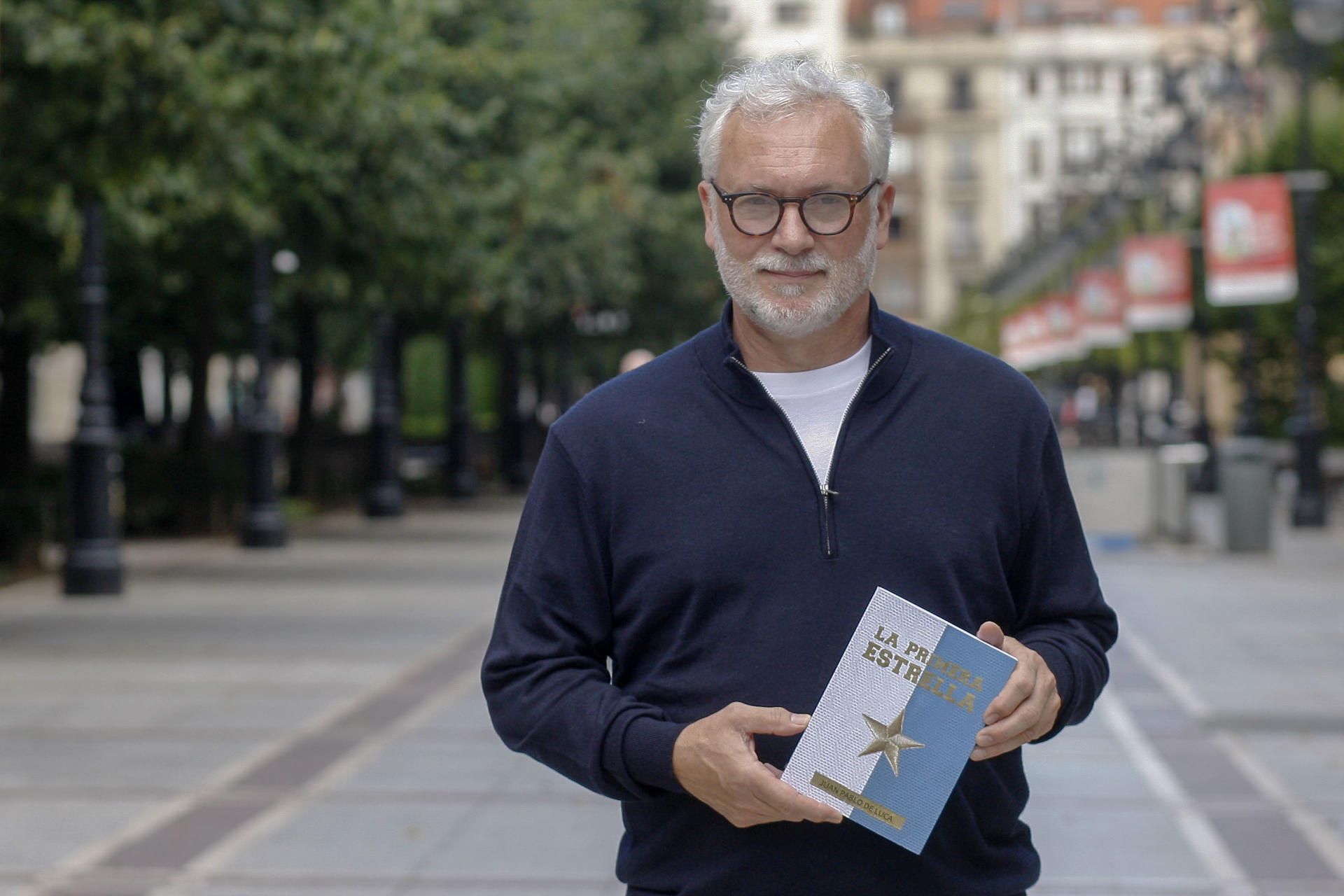 El escritor argentino Juan Pablo de Luca posa con su última novela "La primera estrella, presentada en la Semana Negra de Gijón, este domingo. EFE/Juan González.