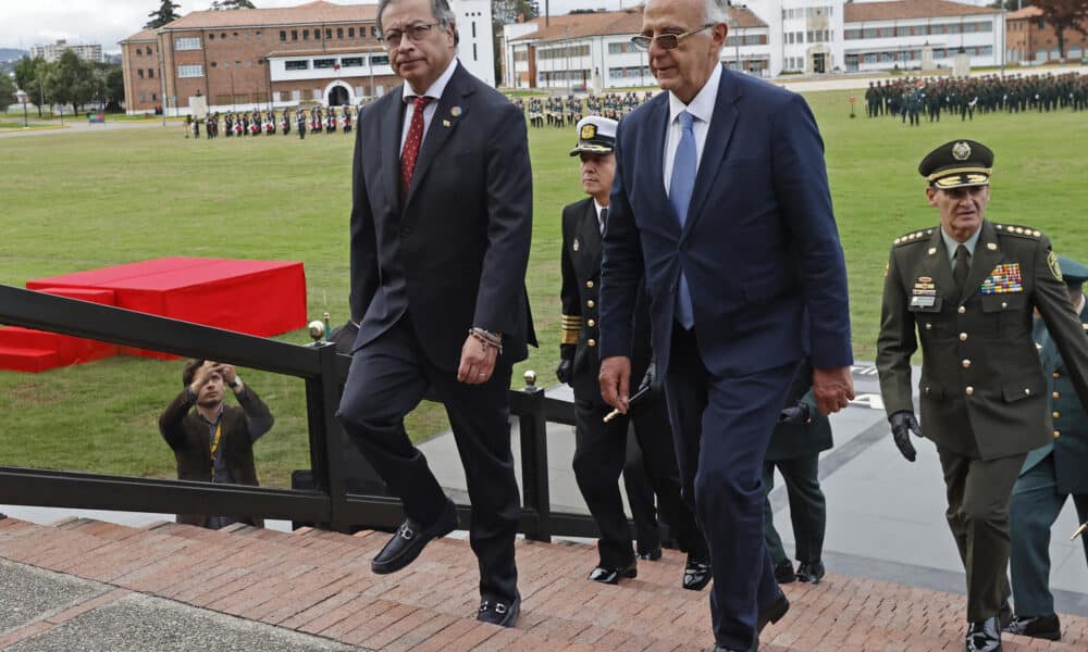 Fotografía de archivo en la que se ve al presidente colombiano, Gustavo Petro (i), junto al ministro de Defensa, Iván Velásquez (d). EFE/ Mauricio Dueñas Castañeda