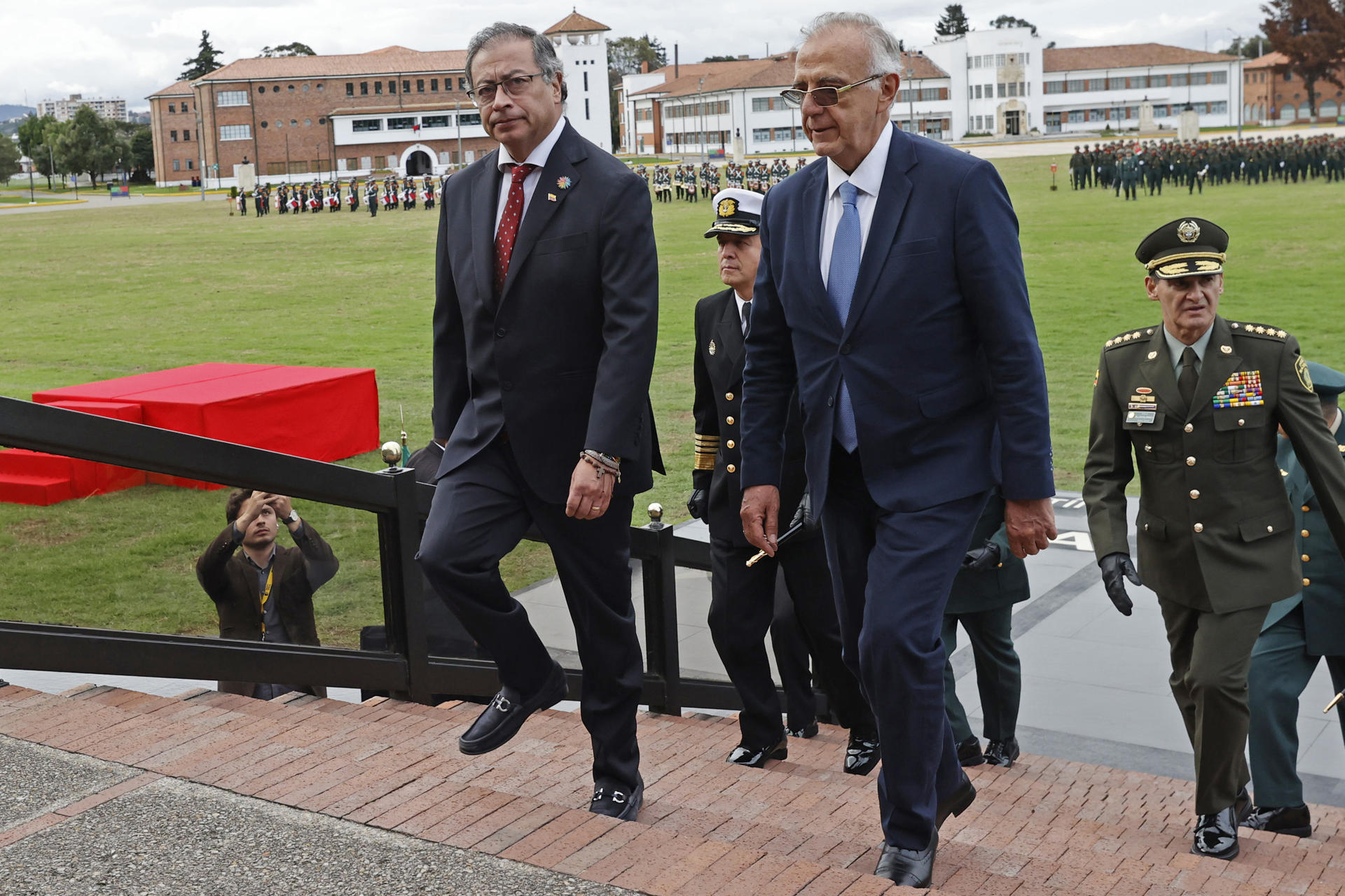Fotografía de archivo en la que se ve al presidente colombiano, Gustavo Petro (i), junto al ministro de Defensa, Iván Velásquez (d). EFE/ Mauricio Dueñas Castañeda