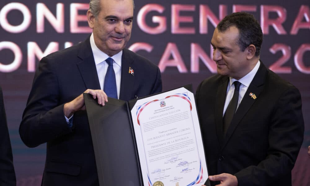 El presidente de República Dominicana, Luis Abinader, recibe del presidente de la Junta Central Electoral (JCE), Román Jáquez, el certificado que le acredita como ganador de las elecciones del 19 de mayo de 2024, en las que logró la reelección, este jueves en Santo Domingo (República Dominicana). EFE/Orlando Barría