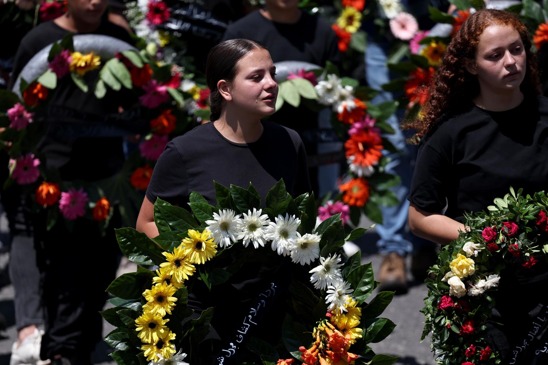 Familiares y amigos de los niños muertos el sábado en un ataque contra una escuela en los Altos del Golán, ocupados por Israel, y que el ejército de este país atribuye a Hizbulá. EFE/EPA/ATEF SAFADI