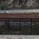 Fotografía de la alambrada de navajas retirada por la Guardia Nacional de Texas en la frontera entre México y EE. UU. este viernes, en ciudad Juárez, en el estado de Chihuahua (México). EFE/ Luis Torres
