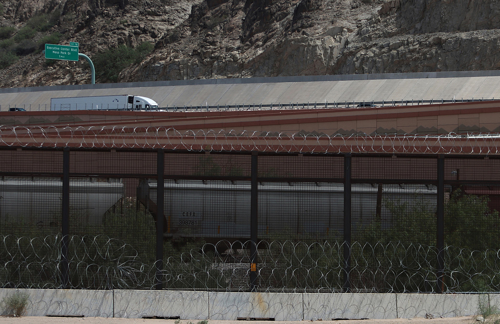 Fotografía de la alambrada de navajas retirada por la Guardia Nacional de Texas en la frontera entre México y EE. UU. este viernes, en ciudad Juárez, en el estado de Chihuahua (México). EFE/ Luis Torres