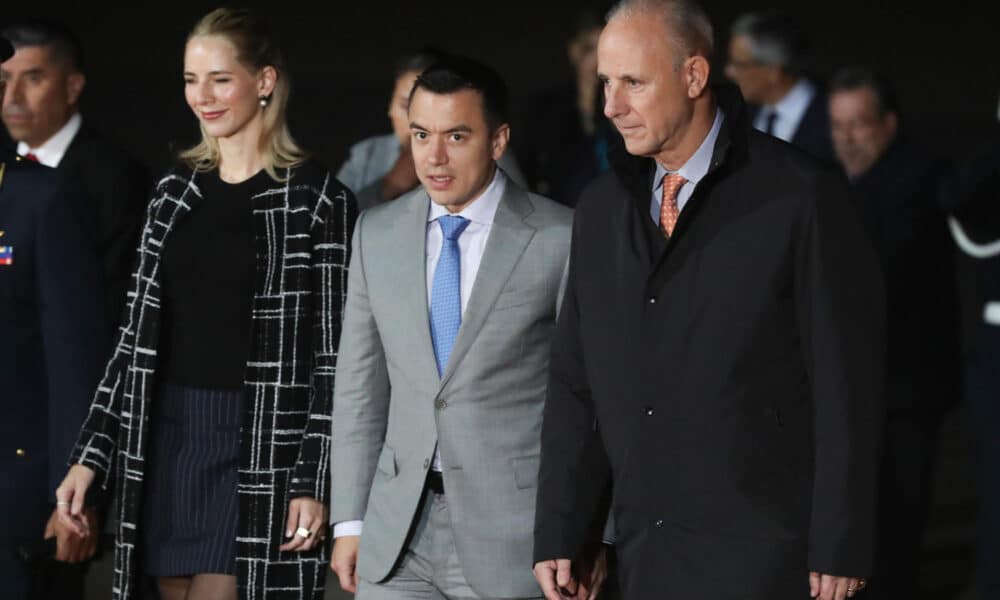 El presidente de Ecuador, Daniel Noboa (c), y su esposa, Lavinia Valbonesi (i), caminan junto al ministro de Relaciones Exteriores del Perú,  Javier González-Olaechea, a su llegada este miércoles, al Grupo Aéreo No. 8 en Lima (Perú). EFE/ Paolo Aguilar