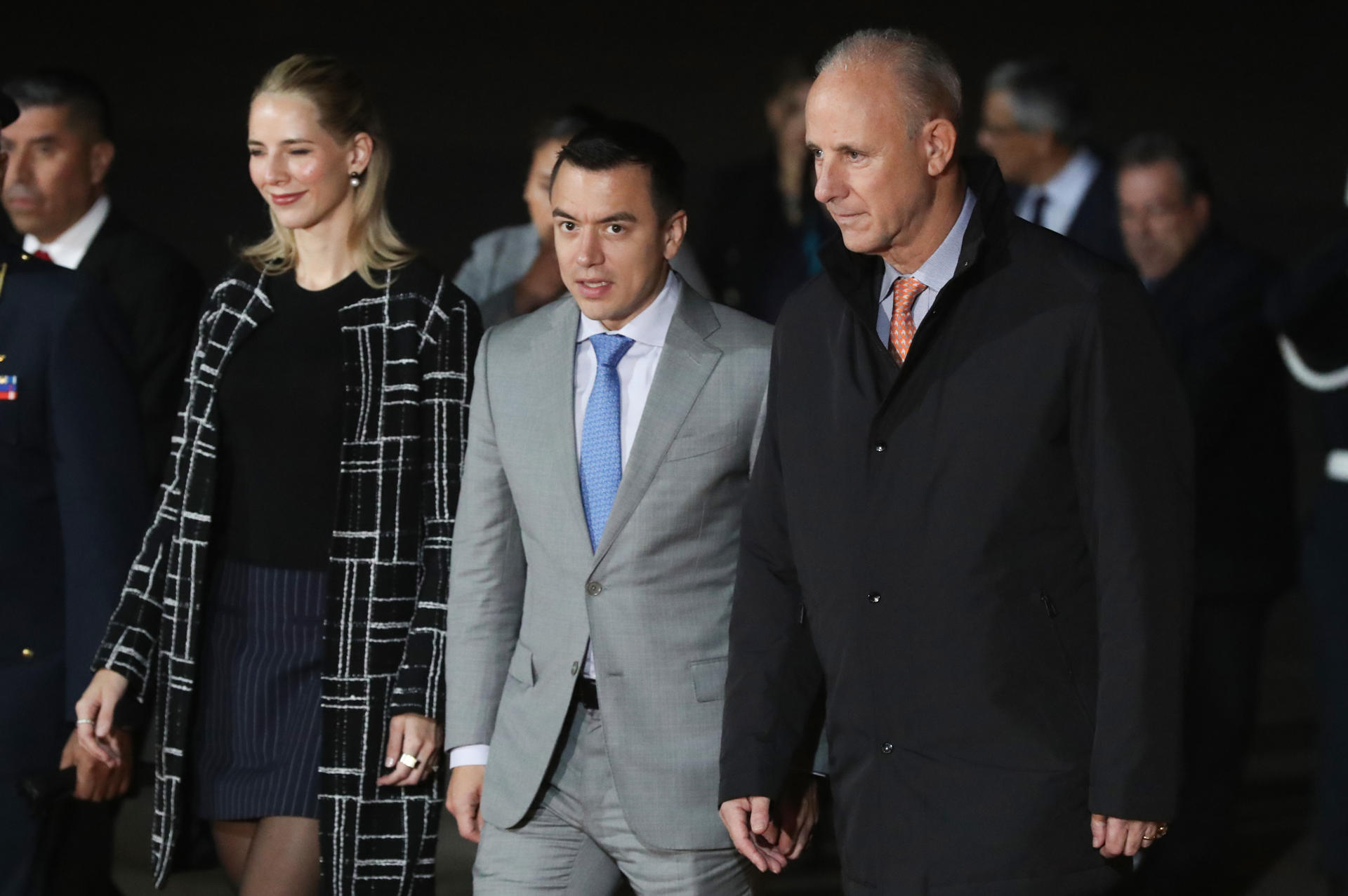 El presidente de Ecuador, Daniel Noboa (c), y su esposa, Lavinia Valbonesi (i), caminan junto al ministro de Relaciones Exteriores del Perú,  Javier González-Olaechea, a su llegada este miércoles, al Grupo Aéreo No. 8 en Lima (Perú). EFE/ Paolo Aguilar