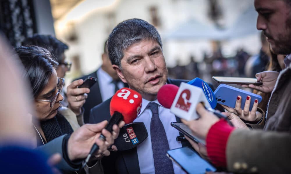 Fotografía cedida por el Ministerio de Interior de Chile del subsecretario de Interior, Manuel Monsalve, en declaraciones a medios sobre el caso del asesinato del exmilitar venezolano Ronald Ojeda, un disidente del Gobierno de Nicolás Maduro que estaba asilado en Chile, en Santiago (Chile). EFE/ Ministerio de Interior de Chile