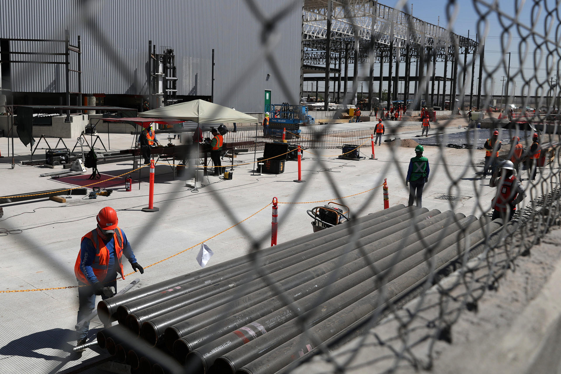 Obreros trabajan en una construcción, en Ciudad Juárez (México). Imagen de archivo. EFE/ Luis Torres
