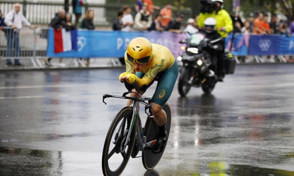 La australiana Grace Brown pasa por el Pont Alexandre III en París, Francia, durante la crontrarreloj femenina. EFE/EPA/YOAN VALAT