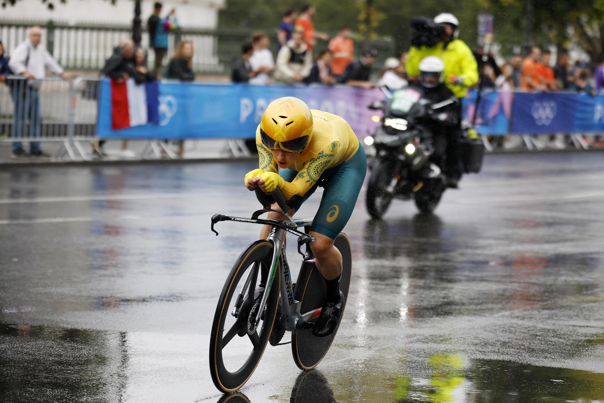 La australiana Grace Brown pasa por el Pont Alexandre III en París, Francia, durante la crontrarreloj femenina. EFE/EPA/YOAN VALAT