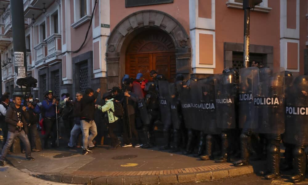 Integrantes de la policía avanzan frente ciudadanos y periodistas durante en una protesta contra el Gobierno del presidente de Ecuador, Daniel Noboa, este jueves, en Quito (Ecuador). EFE/ José Jácome