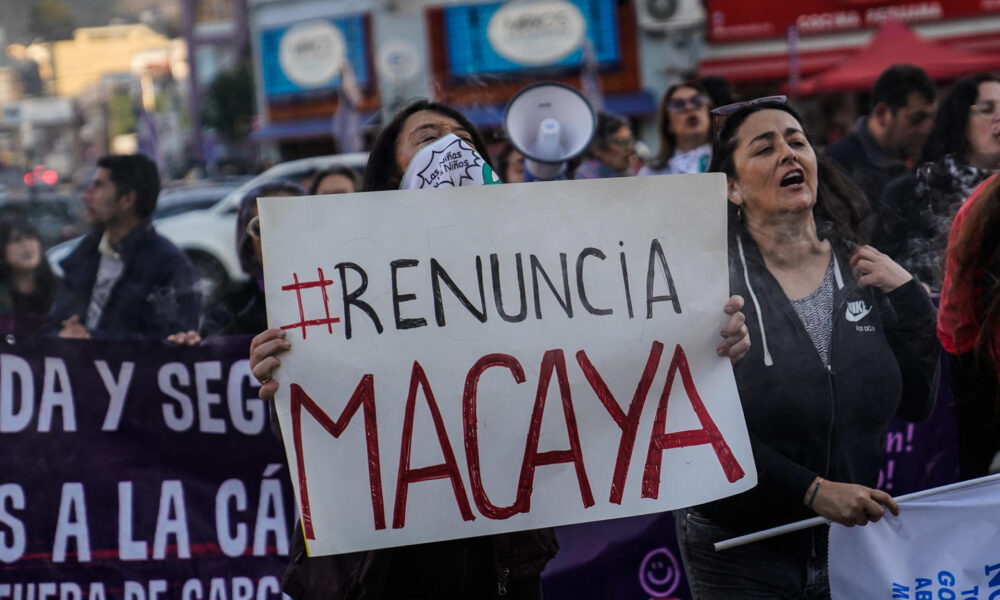 Personas pertenecientes a distintas agrupaciones feministas participan de una manifestación a las afueras del Congreso Nacional para pedir la renuncia del senador conservador Javier Macaya, este miércoles, en Valparaíso (Chile). EFE/ Cristobal Basaure