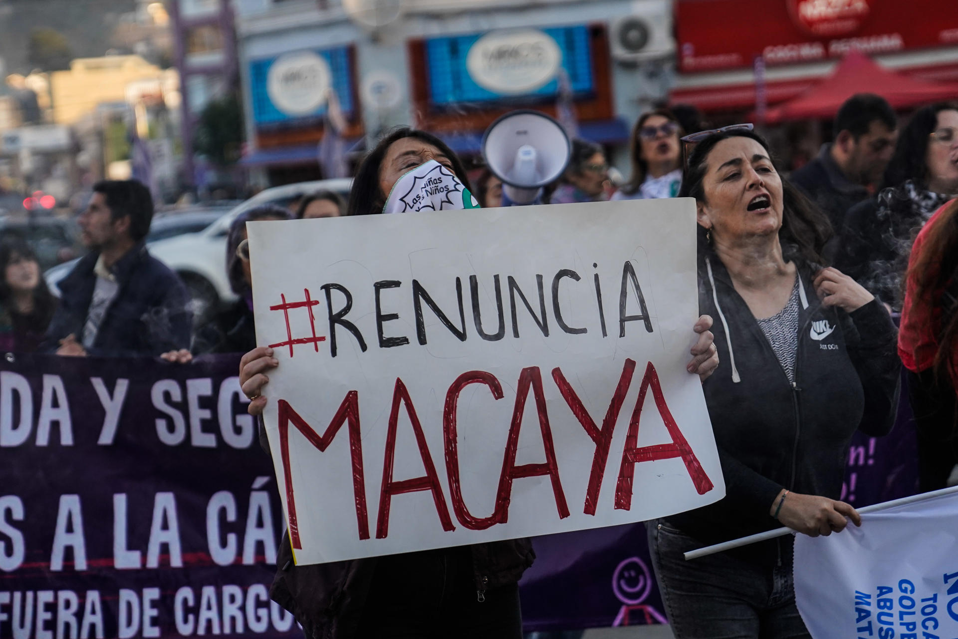 Personas pertenecientes a distintas agrupaciones feministas participan de una manifestación a las afueras del Congreso Nacional para pedir la renuncia del senador conservador Javier Macaya, este miércoles, en Valparaíso (Chile). EFE/ Cristobal Basaure