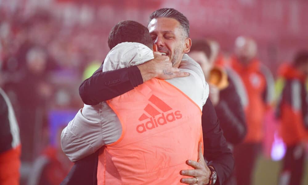 El entrenador de River Plate, Martín Demichelis, abraza a su hijo Bastian en un partido ante Sarmiento, el último que dirigió como entrenador del club 'Millonario'. EFE/Diego Haliasz