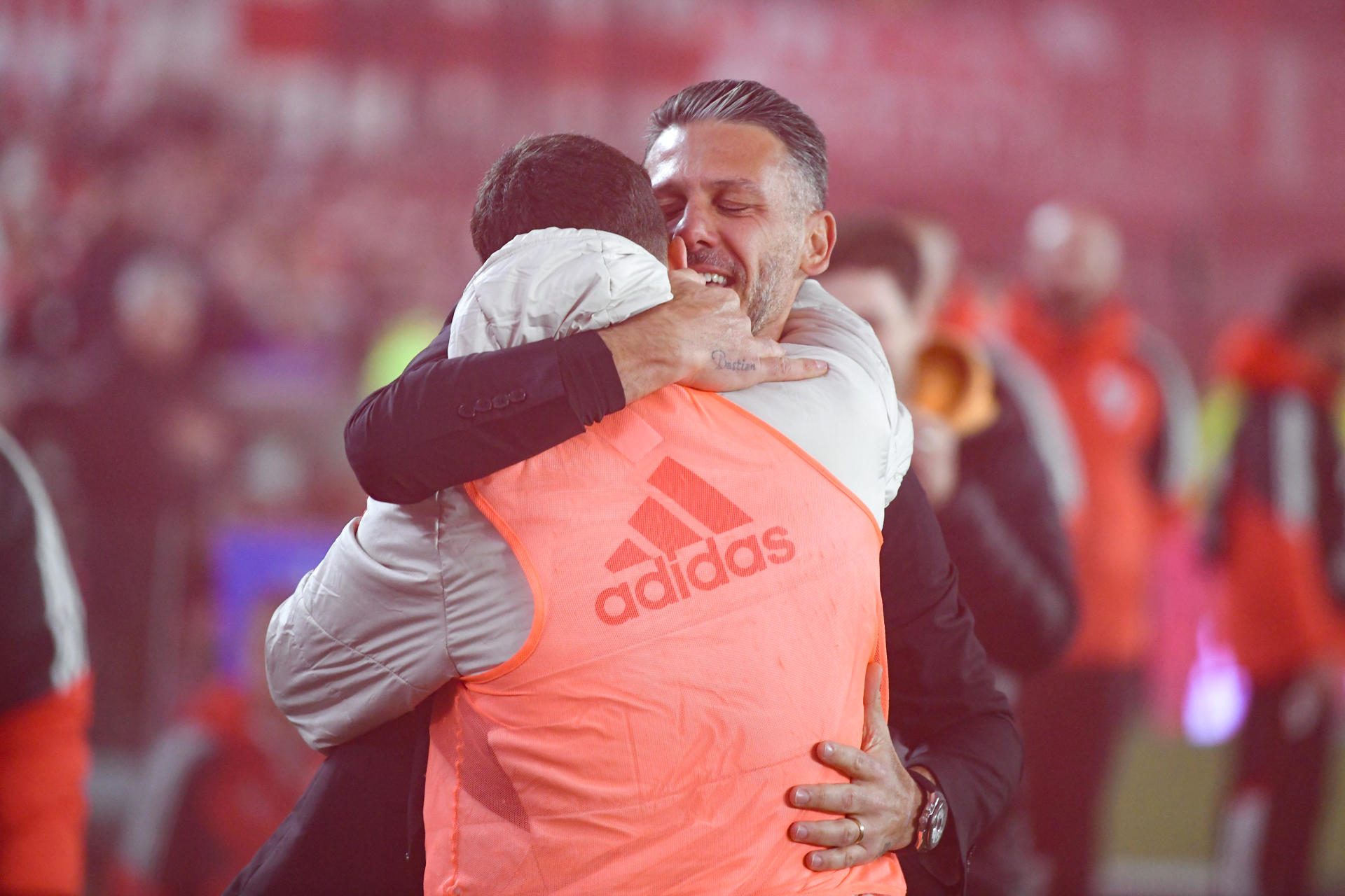 El entrenador de River Plate, Martín Demichelis, abraza a su hijo Bastian en un partido ante Sarmiento, el último que dirigió como entrenador del club 'Millonario'. EFE/Diego Haliasz