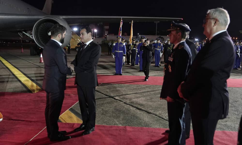 Fotografía cedida por la Presidencia de Chile de la llegada a Paraguay del presidente chileno, Gabriel Boric (izq.), quien fue recibido por el ministro paraguayo de Relaciones Exteriores, Rubén Ramírez, en el espigón presidencial del aeropuerto Silvio Pettirossi en Luque (Paraguay). EFE/ Presidencia de Chile