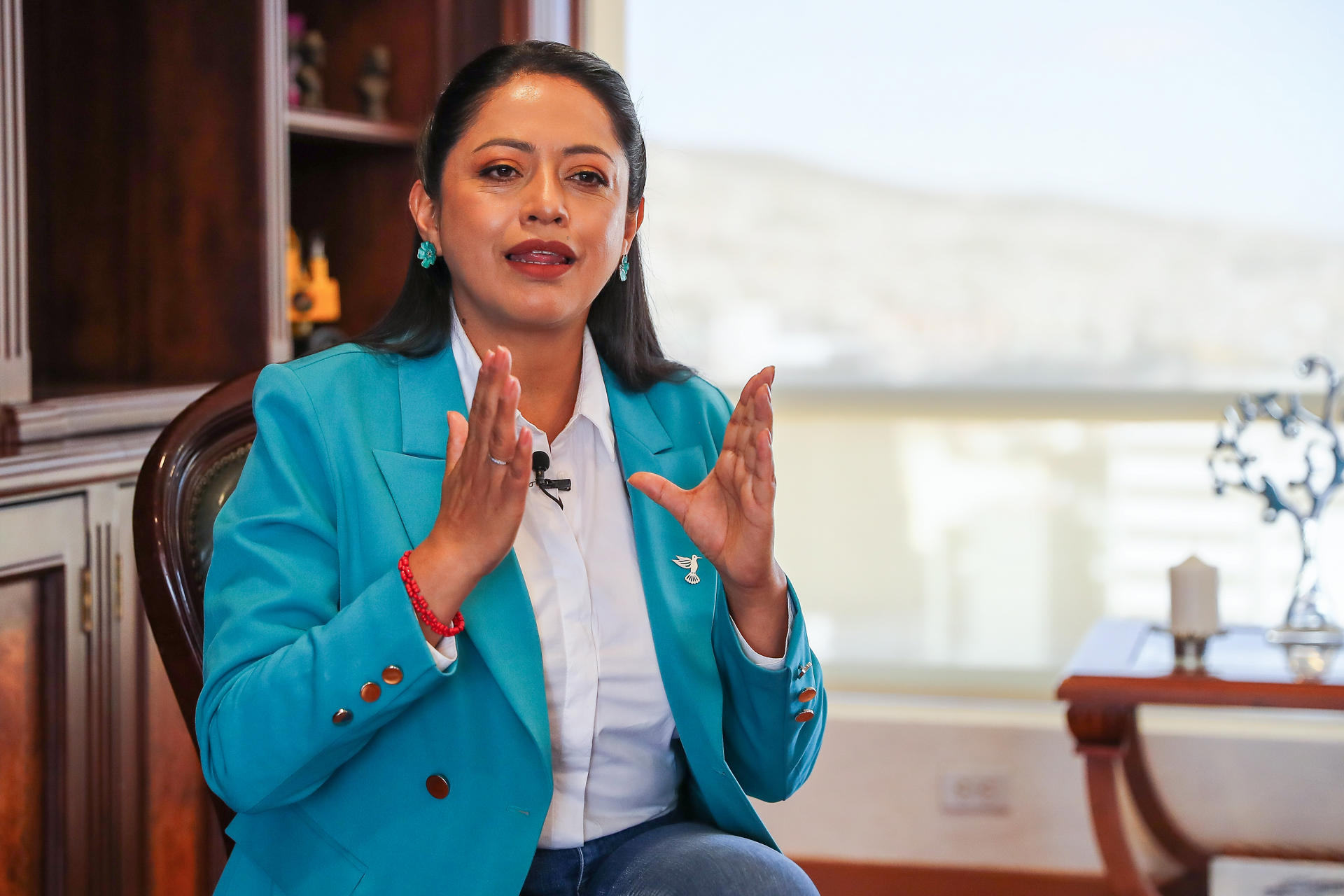 La prefecta de la provincia de Pichincha, Paola Pabón, habla en entrevista con EFE, el 17 de julio de 2024, en Quito (Ecuador). EFE/ José Jácome